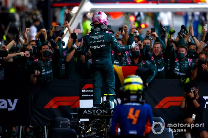 Sebastian Vettel, Aston Martin, 2ª posición, celebra con su equipo en el Parc Ferme