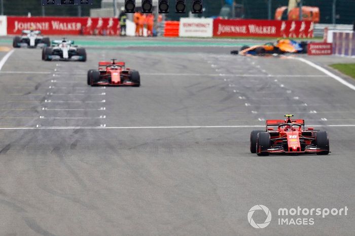 Charles Leclerc, Ferrari SF90, lidera Sebastian Vettel, Ferrari SF90, y Lewis Hamilton, Mercedes AMG F1 W10