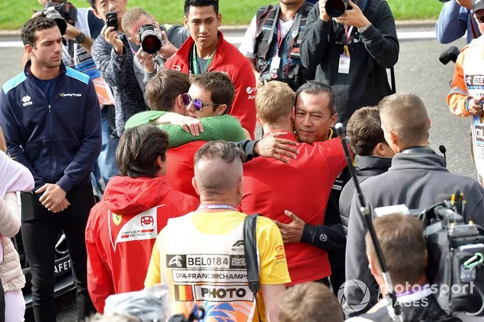 Charles Leclerc, Ferrari, abraza a la madre de Anthoine Hubert