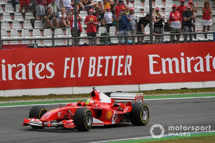Mick Schumacher conduce el Ferrari F2004