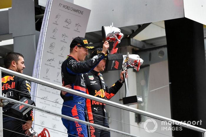 Podio: ganador de la carrera Max Verstappen, Red Bull Racing, y el tercer lugar Daniil Kvyat, Toro Rosso