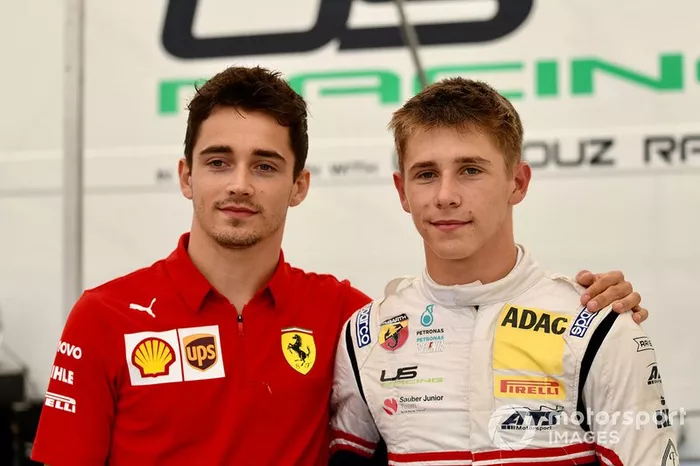 Charles Leclerc, Ferrari, e il pilota del Sauber Junior Team di F4, Arthur Leclerc