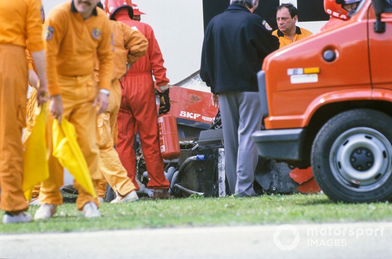 Des commissaires autour de la Ferrari de Berger après son accident