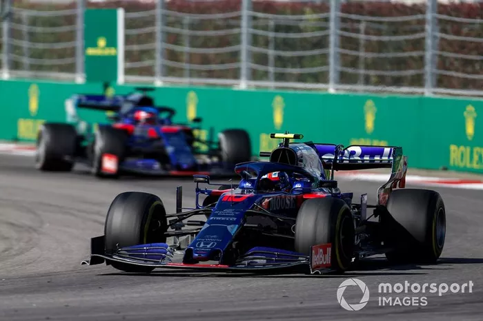Gasly y Kvyat tienen un roce en los libres
