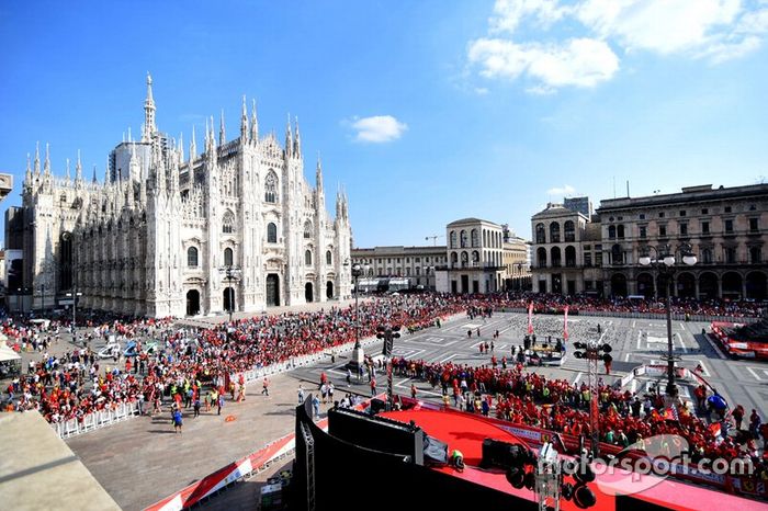 La Piazza Duomo con fans de Ferrari  