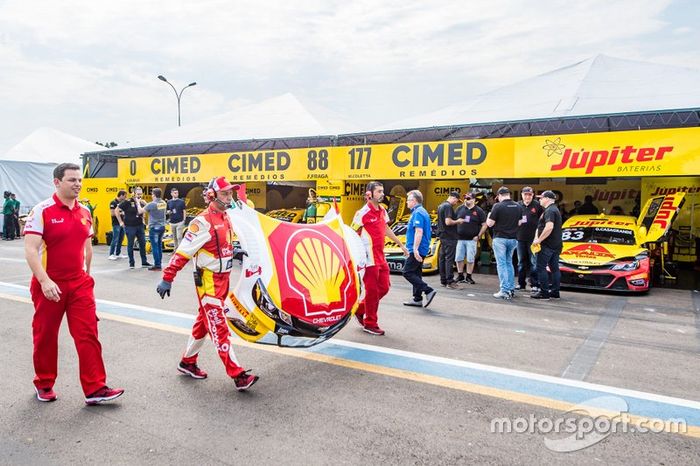 Transplante de capôs dos carros Shell e Prati Donaduzzi na etapa do Velopark