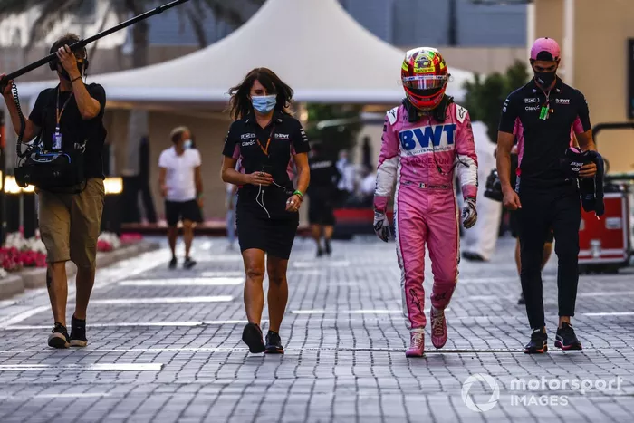 Sergio Pérez, Racing Point, regresa después de retirarse de la carrera