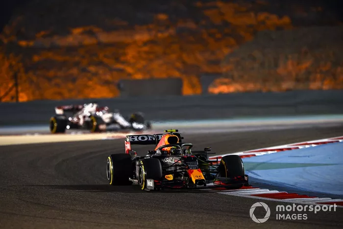Sergio Pérez, Red Bull Racing RB16B, Kimi Raikkonen, Alfa Romeo Racing C41