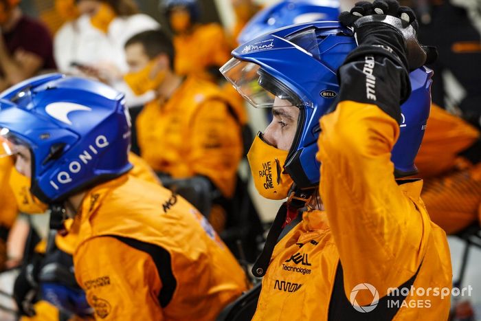 El equipo de boxes de McLaren ve la carrera en los monitores del garaje