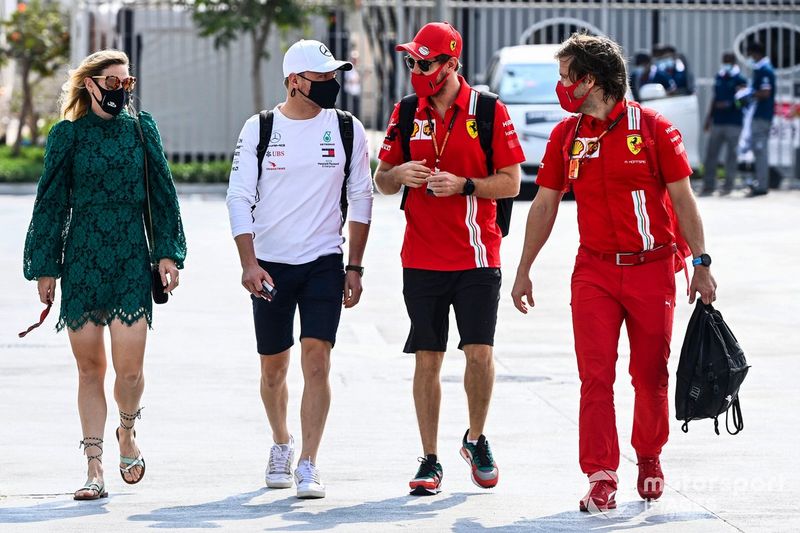 Valtteri Bottas, Mercedes-AMG Petronas F1, and Sebastian Vettel, Ferrari