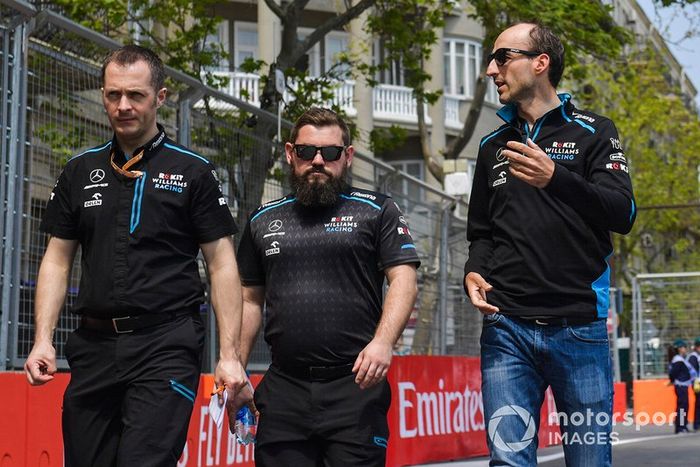 Robert Kubica, Williams Racing, recorre la pista con sus ingenieros