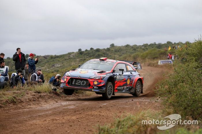 Thierry Neuville, Nicolas Gilsoul, Hyundai Motorsport Hyundai i20 Coupe WRC con Andrea Adamo, Team principal Hyundai Motorsport