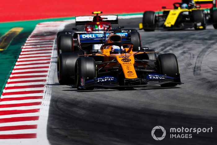 Carlos Sainz Jr., McLaren MCL34, Antonio Giovinazzi, Alfa Romeo Racing C38, y Daniel Ricciardo, Renault R.S.19