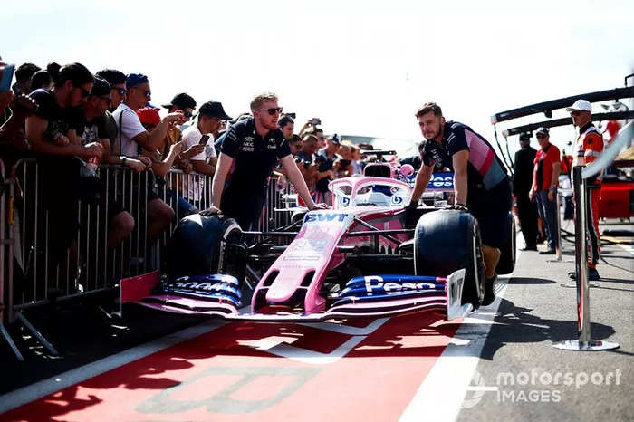 Los mecánicos de Racing Point empujan el coche de Sergio Pérez, Racing Point RP19 por el pit lane