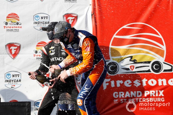 Podio: Ganador de la carrera Josef Newgarden, Team Penske Chevrolet,  y tercer lugar Scott Dixon, Chip Ganassi Racing Honda