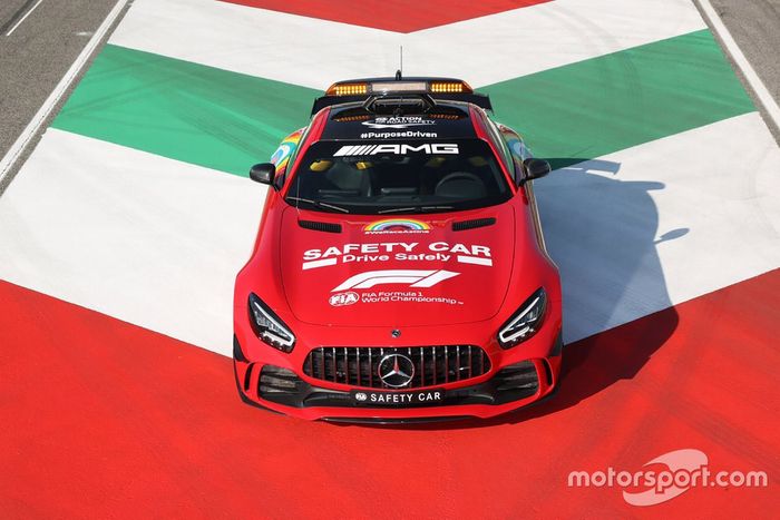 El safety car de Mercedes pintado de rojo en homenaje a la carrera número 1000 de Ferrari
