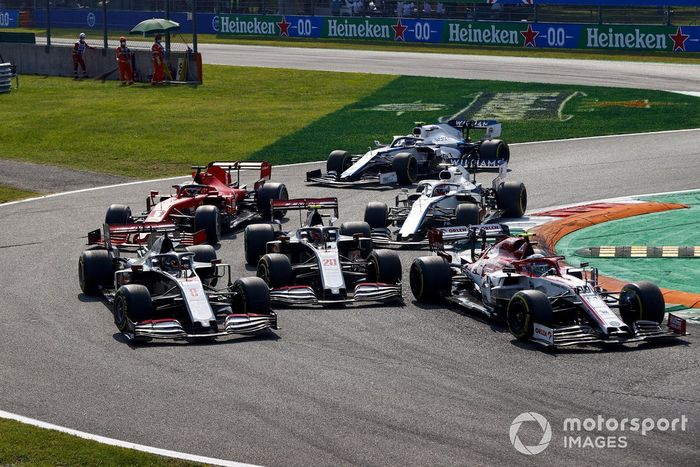 Antonio Giovinazzi, Alfa Romeo Racing C39, Romain Grosjean, Haas VF-20, Kevin Magnussen, Haas VF-20, George Russell, Williams FW43, Sebastian Vettel, Ferrari SF1000, Nicholas Latifi, Williams FW43, al inicio