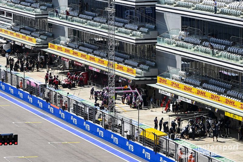 Kimi Raikkonen, Alfa Romeo Racing C39, y Pierre Gasly, AlphaTauri AT01