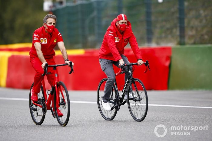 Sebastian Vettel, Ferrari, recorre la pista en bici