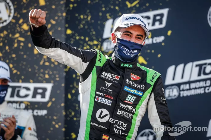 Il vincitore della gara Mikel Azcona, Zengo Motorsport Services KFT CUPRA León Competición TCR