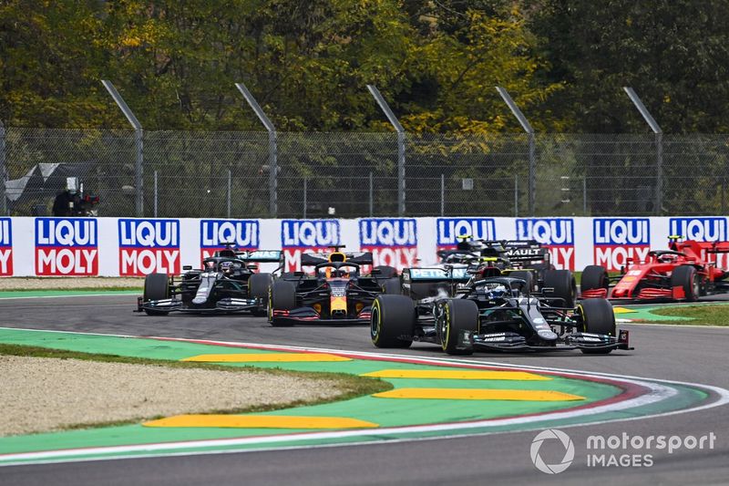 Valtteri Bottas, Mercedes F1 W11, Max Verstappen, Red Bull Racing RB16, Lewis Hamilton, Mercedes F1 W11, e il resto delle auto alla partenza
