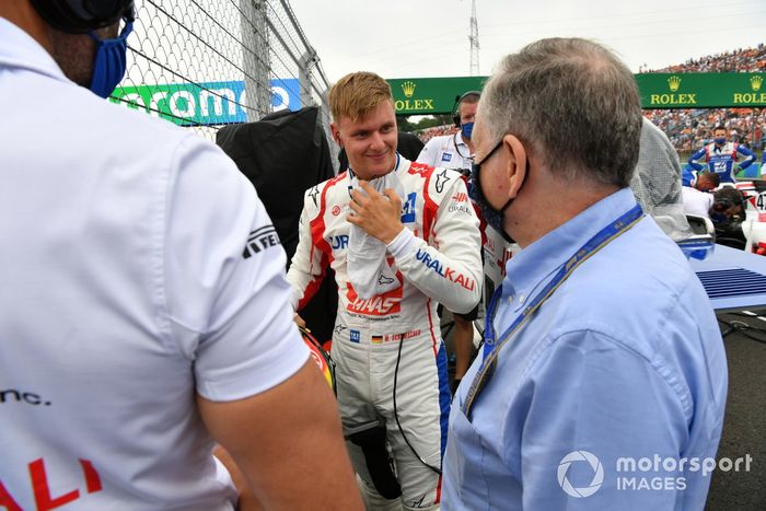 Mick Schumacher, Haas F1, con Jean Todt, Presidente de la FIA