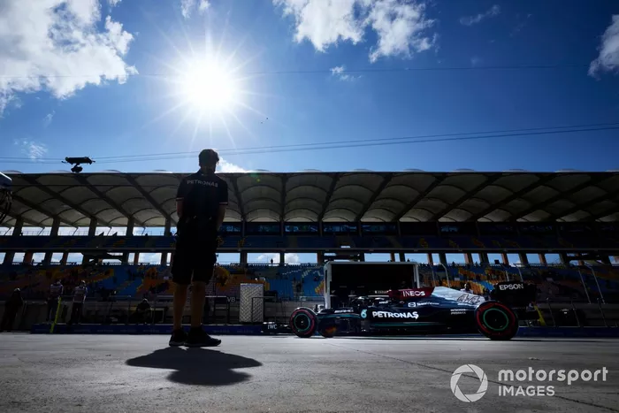 Lewis Hamilton, Mercedes W12, sale del garaje