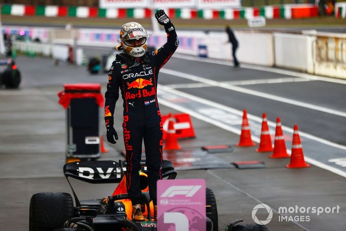 Max Verstappen, Red Bull Racing, 1ª posición, celebra en el Parc Ferme