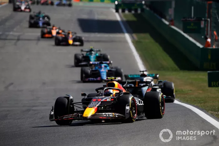 Sergio Pérez, Red Bull Racing RB18, George Russell, Mercedes W13, Fernando Alonso, Alpine A522