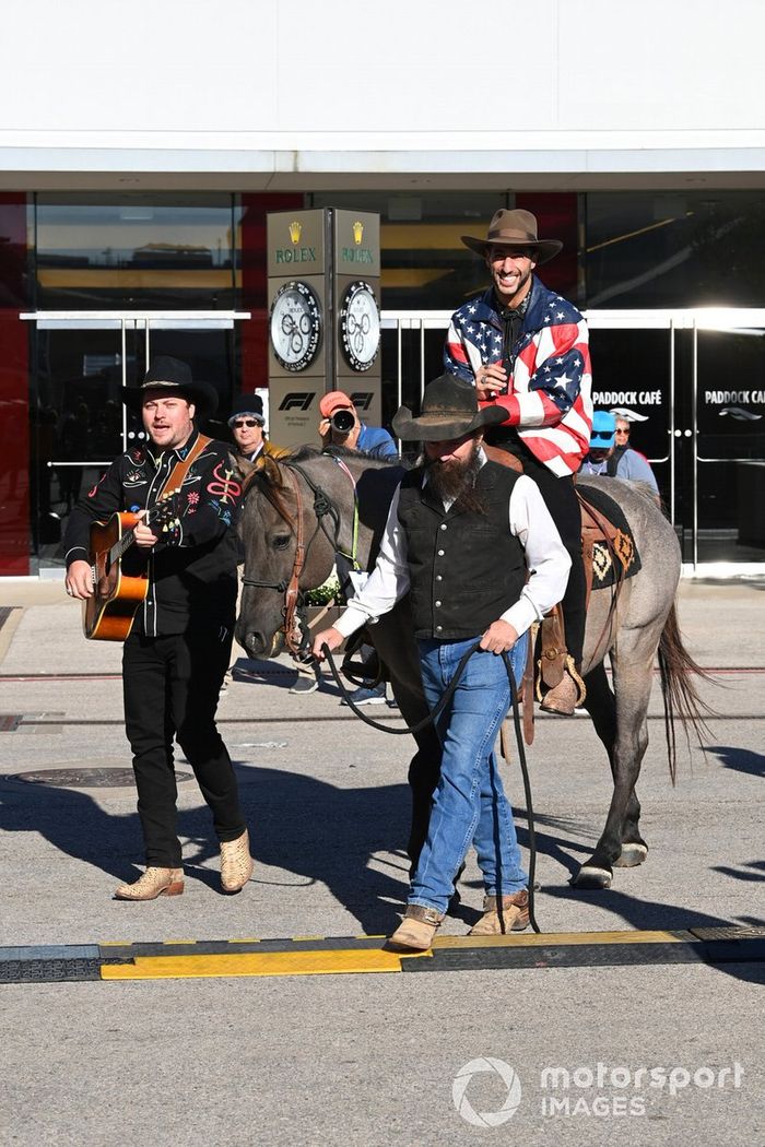 Daniel Ricciardo, McLaren llega en caballo al paddock