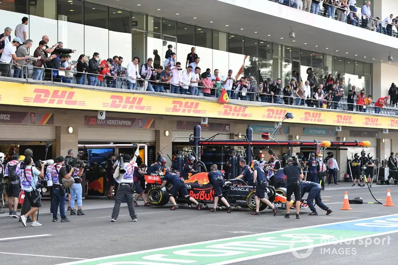 Max Verstappen, Red Bull Racing RB16B, vuelve al garaje