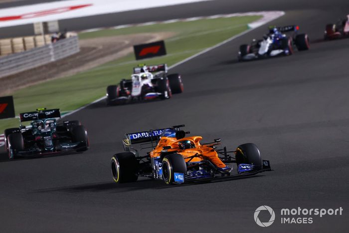 Daniel Ricciardo, McLaren MCL35M, Sebastian Vettel, Aston Martin AMR21