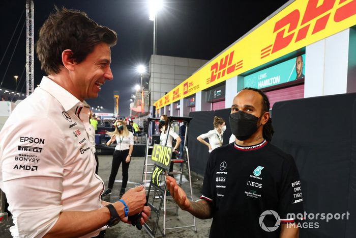 Toto Wolff director y CEO de Mercedes AMG, con Lewis Hamilton