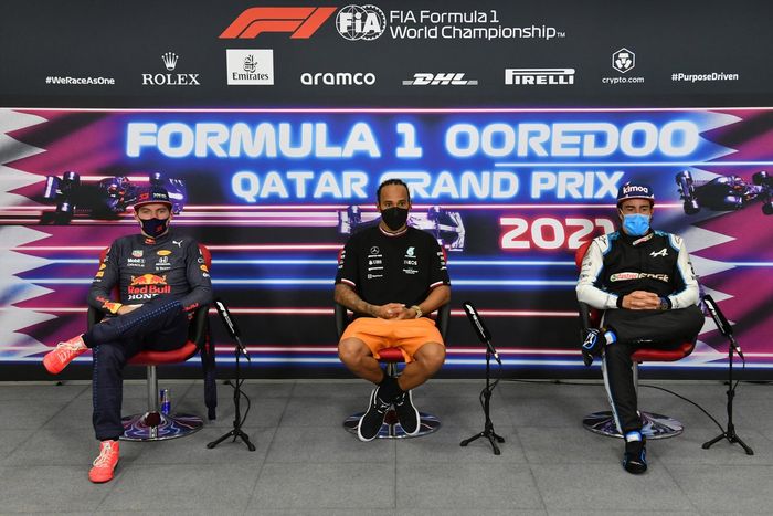 Max Verstappen, Red Bull Racing, segunda posición, Lewis Hamilton, Mercedes, primera posición y Fernando Alonso, tercera posición, en rueda de prensa