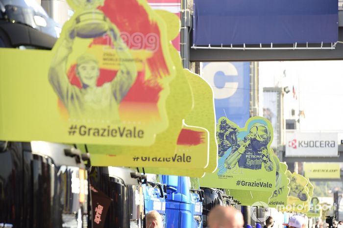 Banners de Valentino Rossi, Petronas Yamaha SRT ene l paddock MotoGP