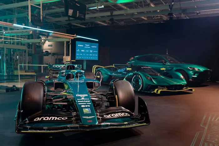 Presentación Aston Martin Racing AMR22