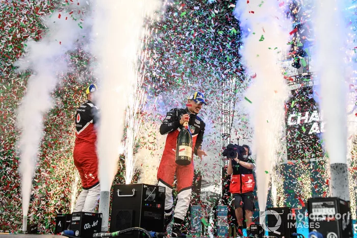 Podio: segundo lugar Andre Lotterer, Porsche, ganador Pascal Wehrlein, Porsche