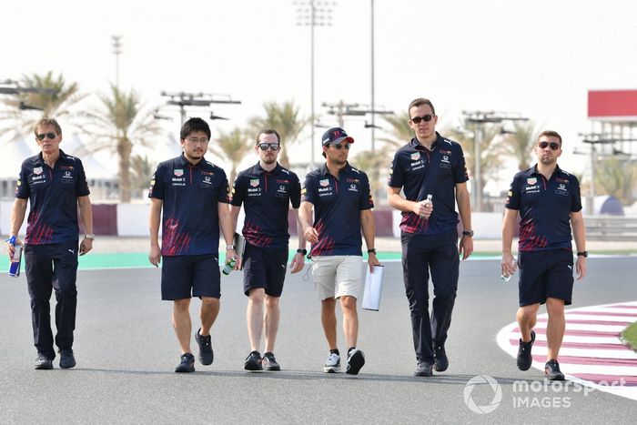 Sergio Pérez, Red Bull Racing, recorre la pista