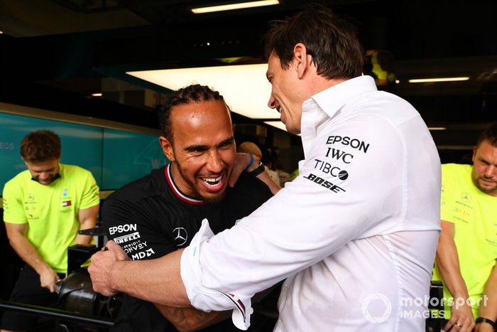 Lewis Hamilton, Mercedes, y Toto Wolff, director del equipo y consejero delegado de Mercedes AMG, celebran tras la carrera