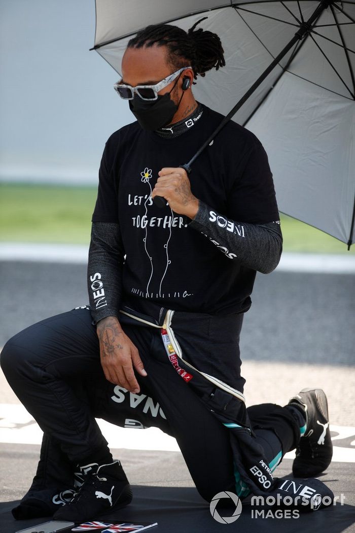 Lewis Hamilton, de Mercedes, se arrodilla en apoyo de la campaña Fin del Racismo