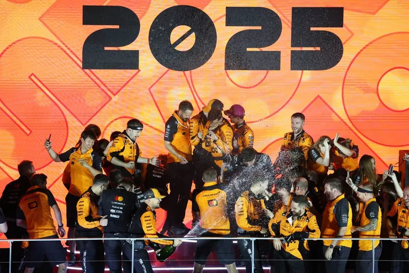 L'équipe McLaren célèbre sa victoire dans le championnat des constructeurs. 