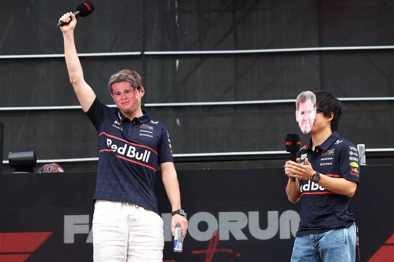 Max Verstappen, Red Bull Racing porte un masque de Brad Pitt, Yuki Tsunoda, Red Bull Racing Team porte un masque de Sebastian Vettel.