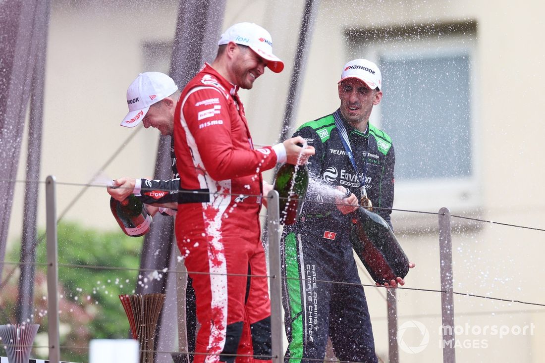 Zwycięzca wyścigu Sebastien Buemi, Envision Racing, drugie miejsce Oliver Rowland, Nissan Formula E Team, trzecie miejsce Nick Cassidy, Jaguar TCS Racing, Sylvain Filippi, dyrektor zarządzający, CTO Envision Racing.