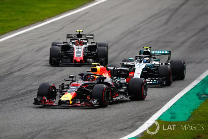 Max Verstappen, Red Bull Racing RB14, Valtteri Bottas, Mercedes AMG F1 W09, y Kevin Magnussen, Haas F1 Team VF-18