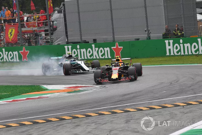 Max Verstappen, Red Bull Racing RB14 y Valtteri Bottas, Mercedes AMG F1 W09 battle 