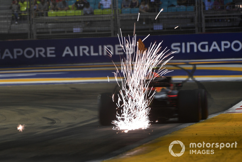 Max Verstappen, Red Bull Racing RB14 sparks