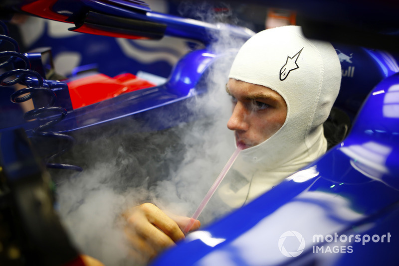 Dry ice fills the cockpit of Pierre Gasly, Toro Rosso