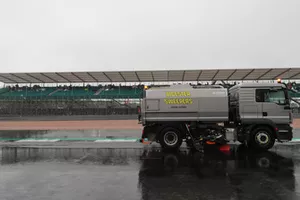 Les balayeuses nettoient la piste de Silverstone