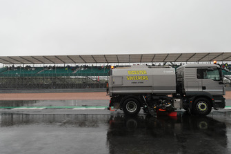 Les balayeuses nettoient la piste de Silverstone