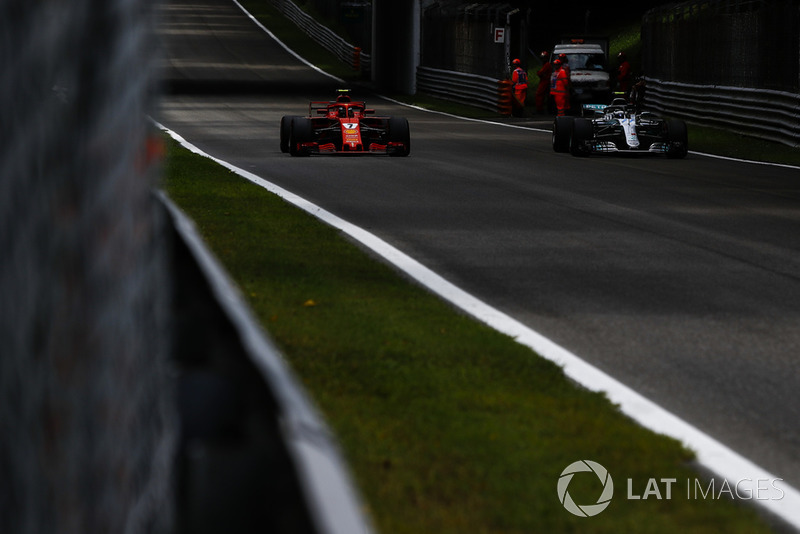 Kimi Raikkonen, Ferrari SF71H y Valtteri Bottas, Mercedes AMG F1 W09